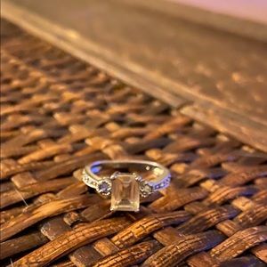 🌺 Silver ring with princess cut yellow stone